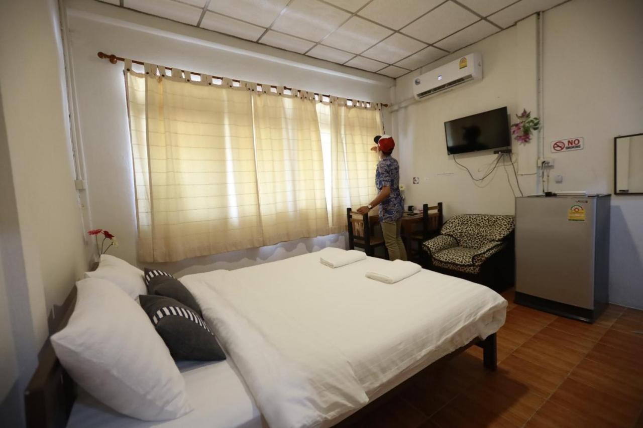 Banana Hostel Donmuang Банкок Екстериор снимка