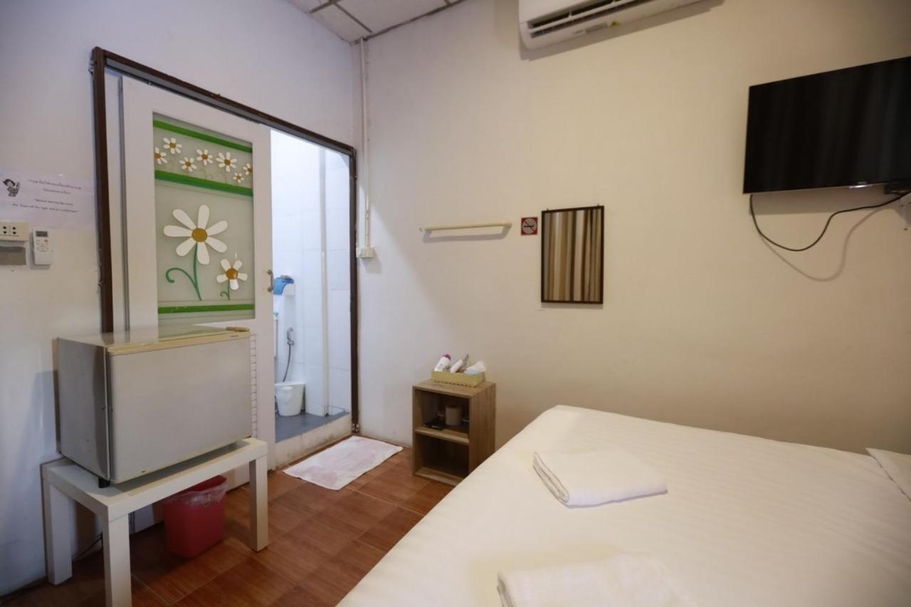 Banana Hostel Donmuang Банкок Екстериор снимка