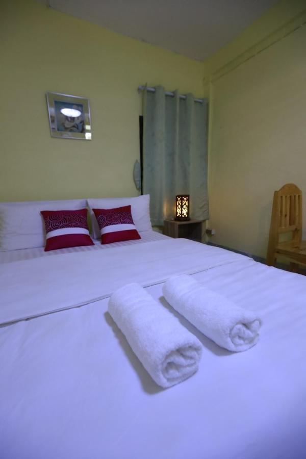 Banana Hostel Donmuang Банкок Екстериор снимка