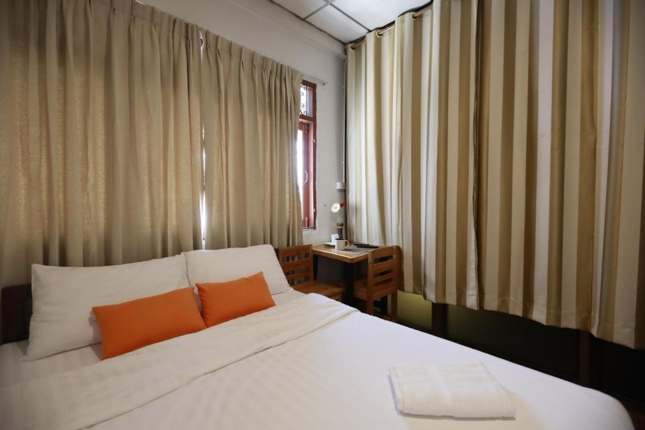 Banana Hostel Donmuang Банкок Екстериор снимка
