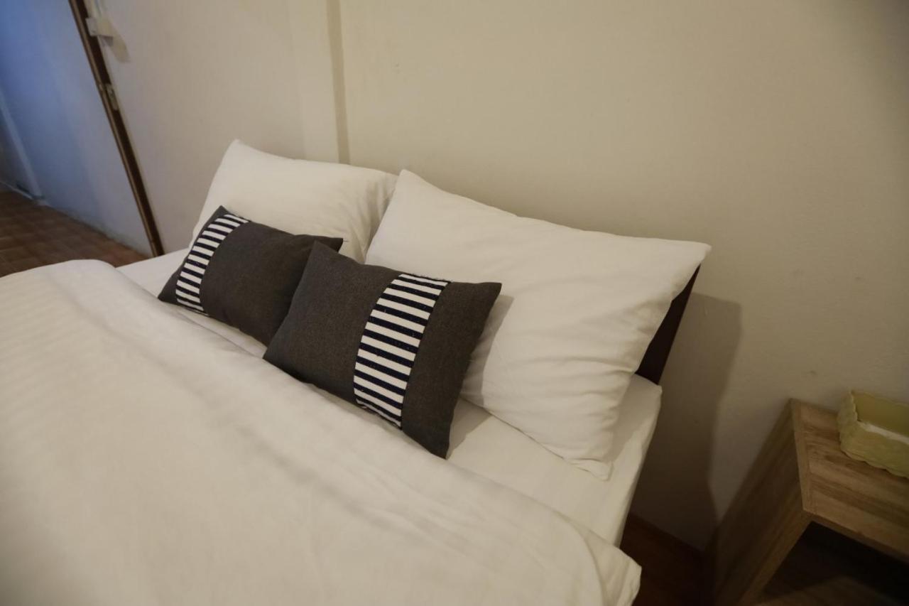 Banana Hostel Donmuang Банкок Екстериор снимка